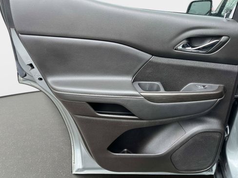 Used 2023 GMC Acadia SLT w/ Elevation Edition image 11