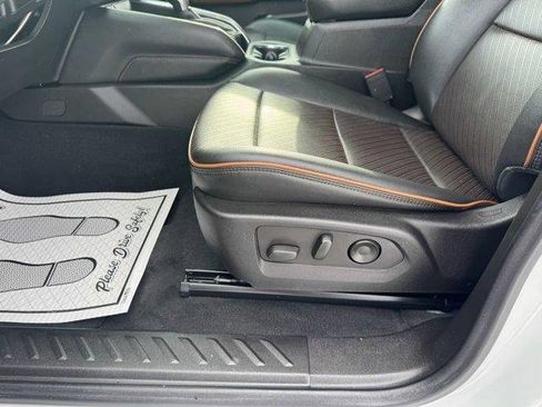 Used 2023 GMC Canyon AT4 w/ AT4 Premium Package image 9