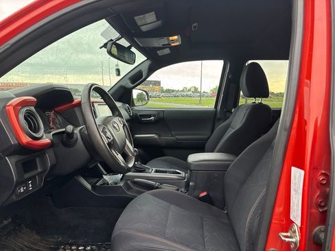 Used 2016 Toyota Tacoma TRD Sport AWD/4WD image 9