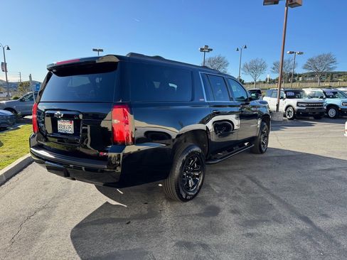 Used 2017 Chevrolet Suburban LT w/ Luxury Package image 5
