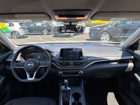 Used 2025 Nissan Altima 2.5 SV FWD image 33