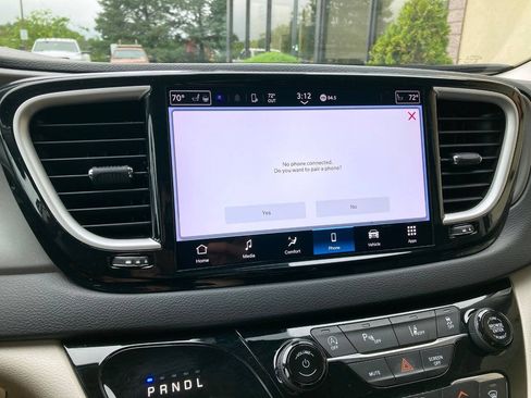 Used 2023 Chrysler Pacifica Touring-L FWD image 28