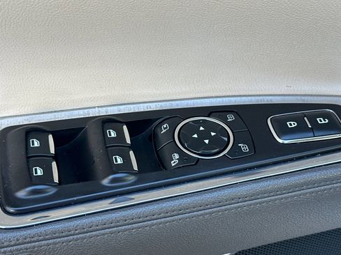 Used 2017 Lincoln Continental Select image 12