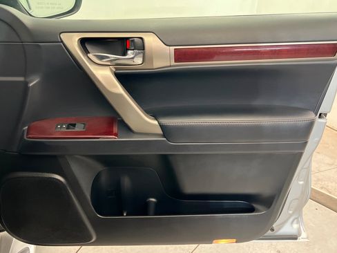 Used 2018 Lexus GX 460 Premium w/ Premium Package image 24