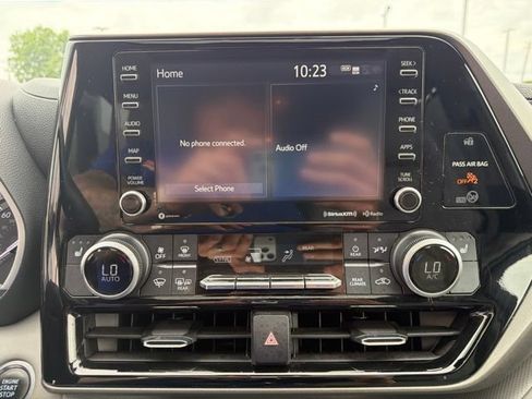 Used 2021 Toyota Highlander XLE AWD/4WD image 25