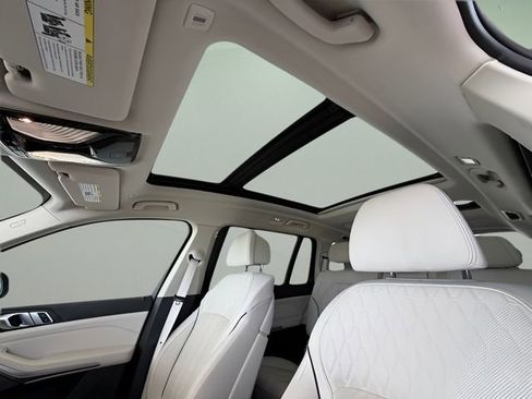 Used 2024 BMW X7 xDrive40i w/ Executive Package image 28