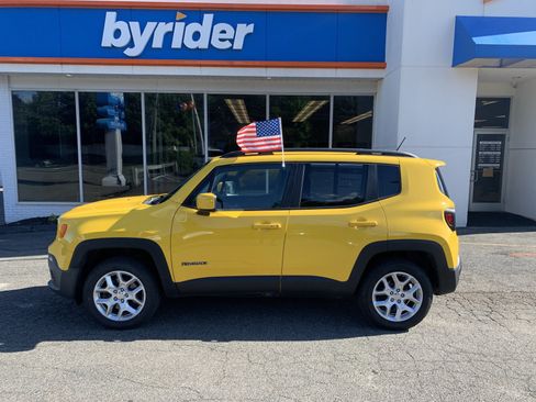 Used 2017 Jeep Renegade Latitude w/ Popular Equipment Group AWD/4WD image 3