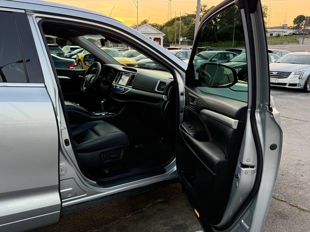 Used 2017 Toyota Highlander XLE AWD/4WD image 17