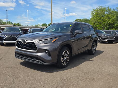 Used 2023 Toyota Highlander XLE image 4