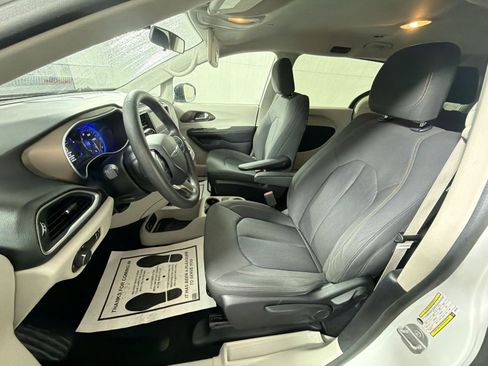 Used 2019 Chrysler Pacifica L image 11