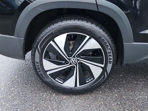 Used 2024 Volkswagen Taos SE image 9