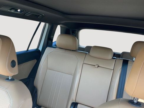 Used 2023 Volkswagen Tiguan SE w/ Panoramic Sunroof Package FWD image 27