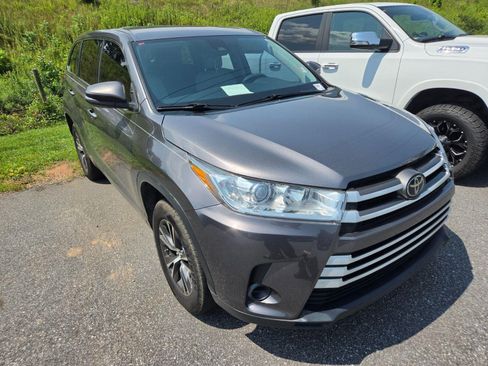 Used 2018 Toyota Highlander LE FWD image 3