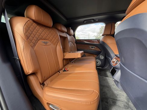 Used 2021 Bentley Bentayga V8 image 22