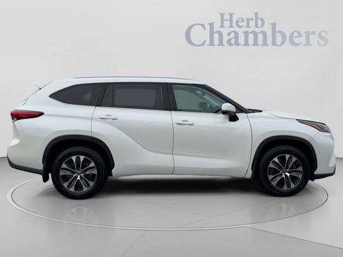 Used 2021 Toyota Highlander XLE AWD/4WD image 12