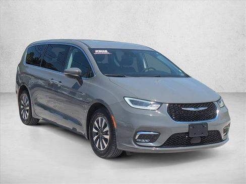 Used 2023 Chrysler Pacifica Touring-L FWD image 3