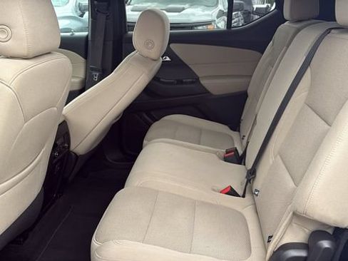 Used 2023 Chevrolet Traverse LS FWD image 12