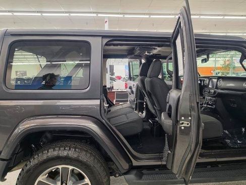 Used 2019 Jeep Wrangler Unlimited Sahara AWD/4WD image 37