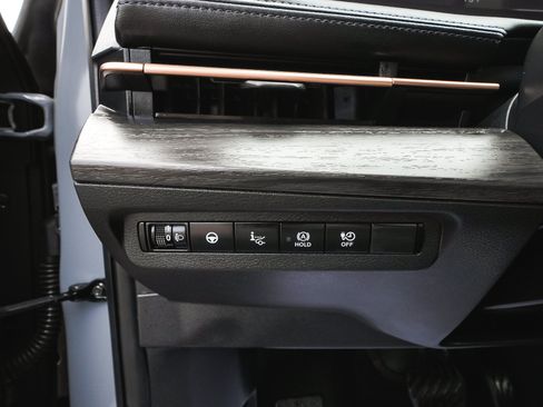 Used 2023 Nissan Ariya AWD image 18