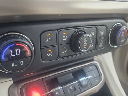 Used 2020 GMC Acadia Denali w/ Technology Package FWD image 13