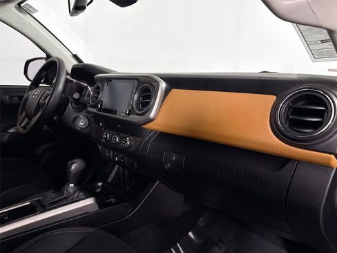 Used 2020 Toyota Tacoma SR5 RWD image 36