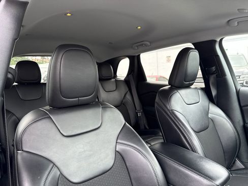 Used 2019 Jeep Cherokee Latitude Plus w/ Comfort/Convenience Group FWD image 12