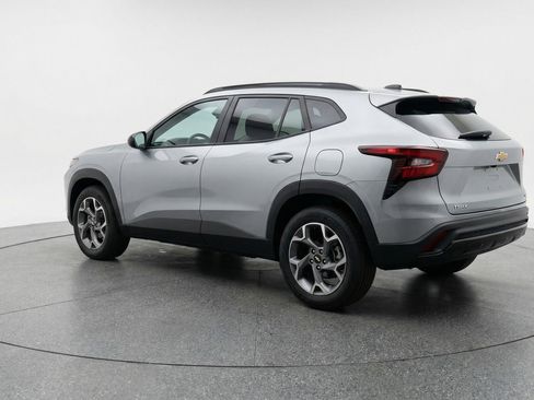 Used 2025 Chevrolet Trax LT w/ LT Convenience Package image 6