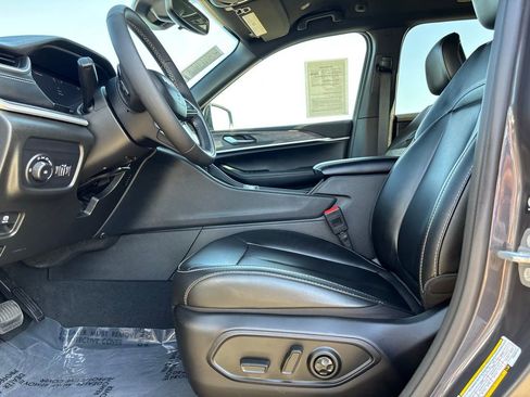 Used 2025 Jeep Grand Cherokee Limited w/ Black Appearance Package image 12