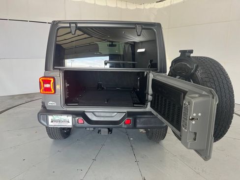 Used 2018 Jeep Wrangler Unlimited Sahara AWD/4WD image 13