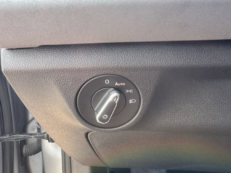 Used 2025 Volkswagen Jetta SE FWD image 9