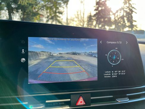 Used 2025 Hyundai Elantra SEL image 17