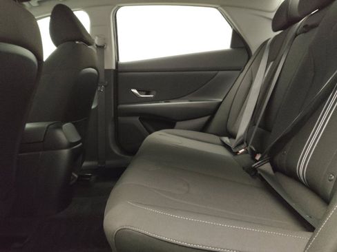 Used 2025 Hyundai Elantra SEL image 17