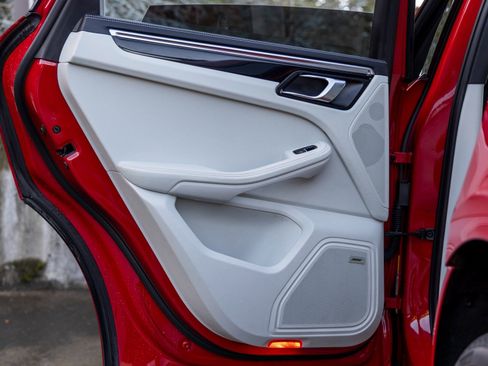 Certified 2024 Porsche Macan Turbo image 40