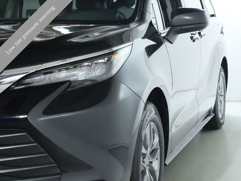 Used 2024 Toyota Sienna XLE image 6