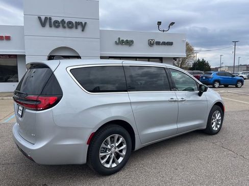 New 2026 Chrysler Pacifica Select image 4