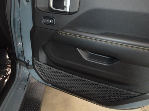 Used 2025 Jeep Wrangler Unlimited Sahara image 12