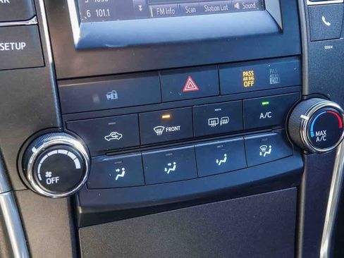 Used 2017 Toyota Camry SE image 21