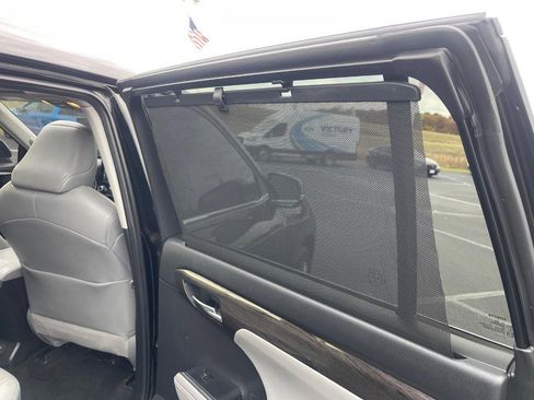 Used 2021 Toyota Highlander Platinum image 19