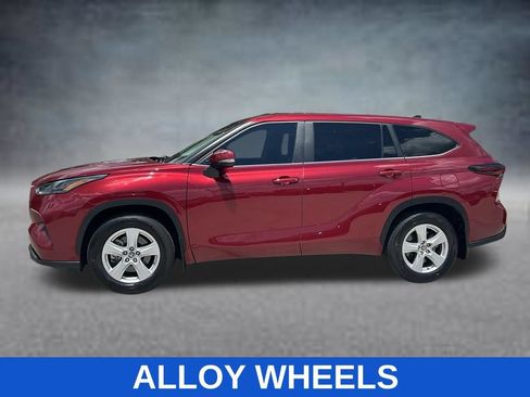 Used 2024 Toyota Highlander LE FWD image 3