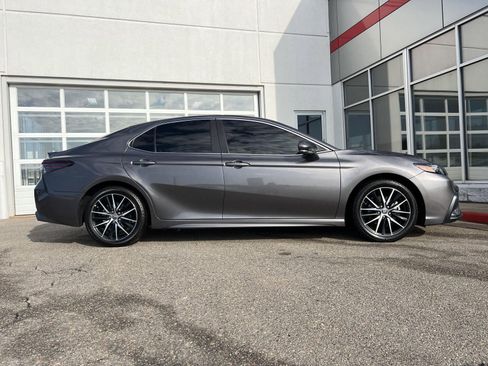 Used 2024 Toyota Camry SE image 11