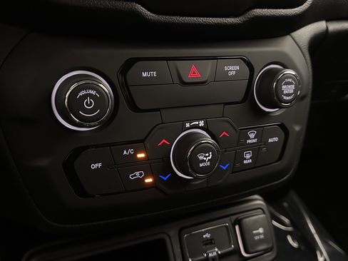 Used 2018 Jeep Renegade Altitude w/ Safety & Security Group FWD image 15