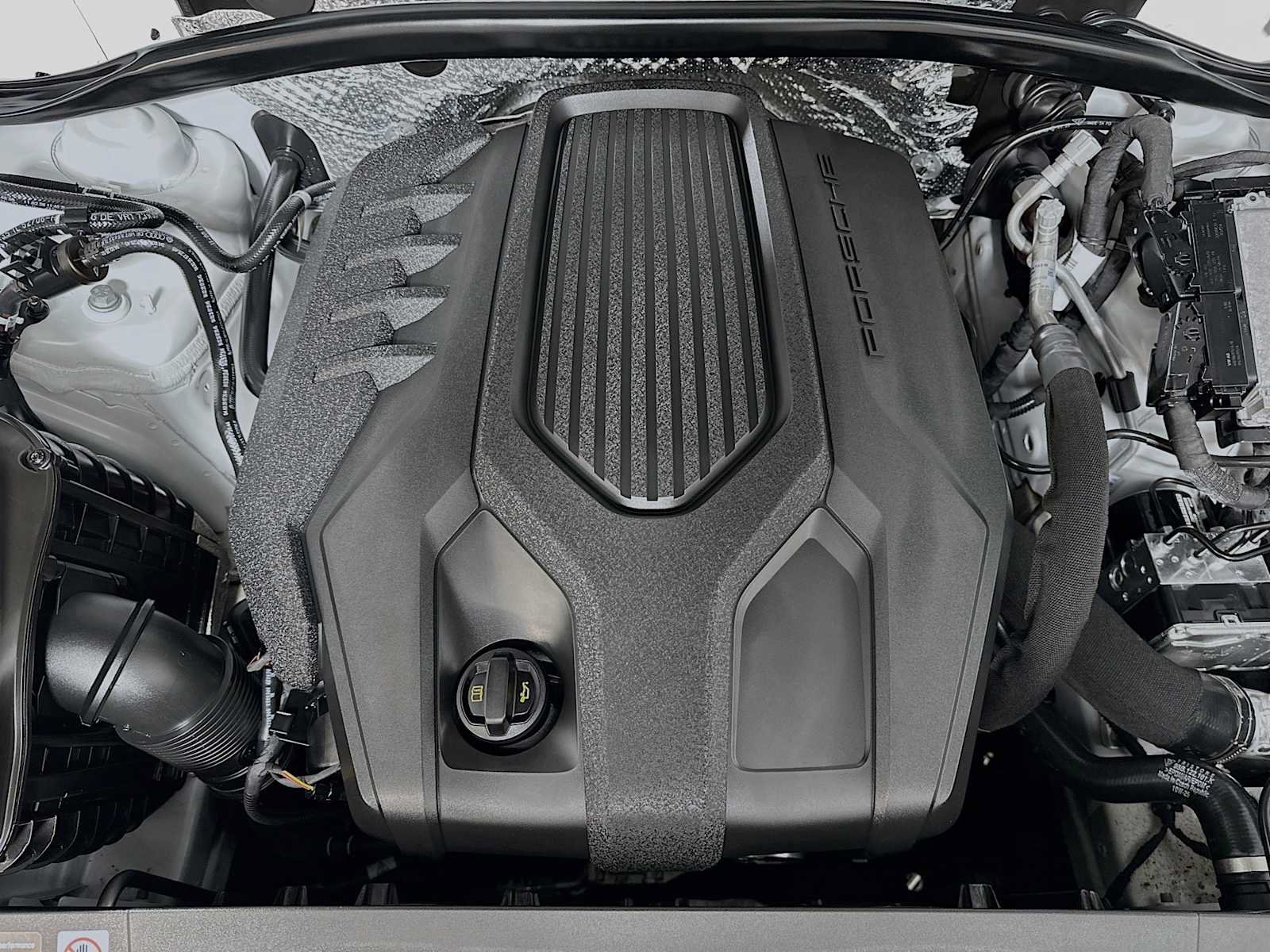Certified 2025 Porsche Macan AWD/4WD image 32