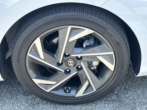 Certified 2025 Hyundai Elantra SEL FWD image 12