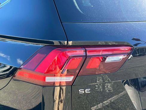 Used 2022 Volkswagen Tiguan SE image 11