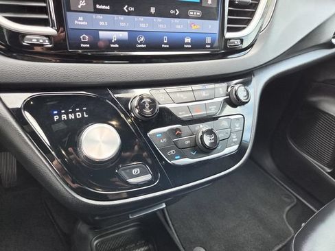 Used 2025 Chrysler Pacifica Select FWD image 11