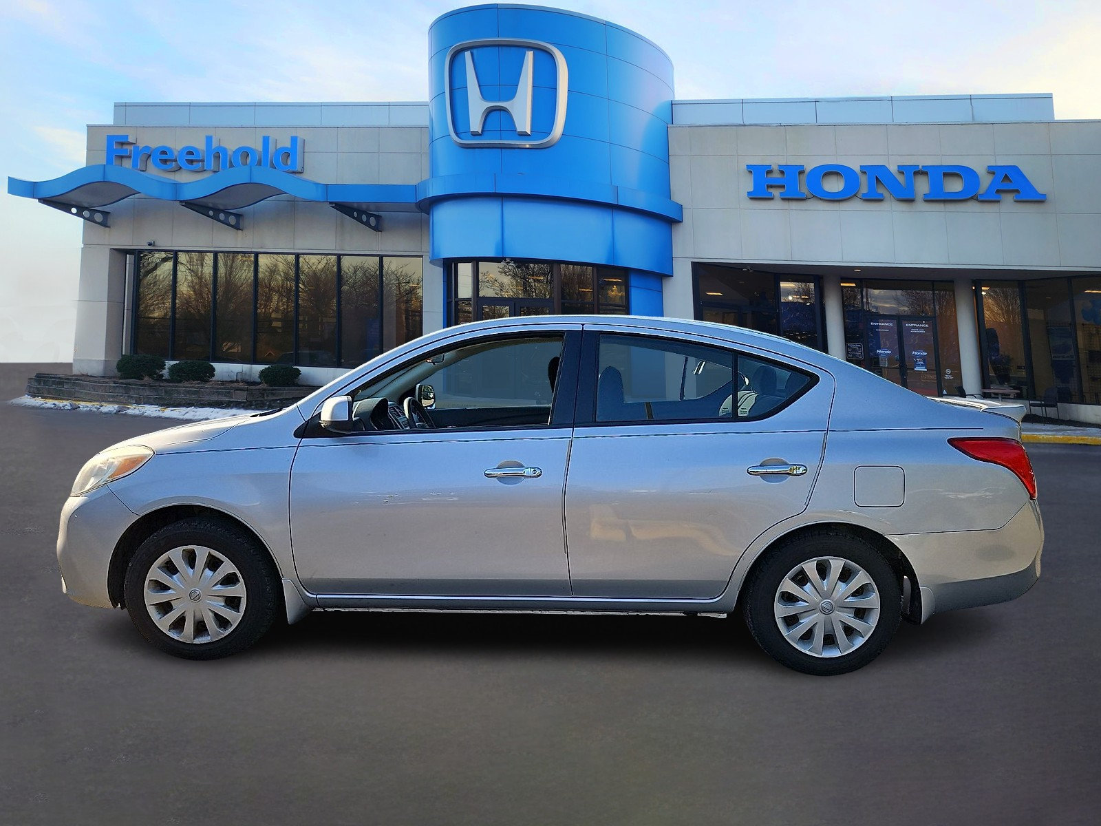 Used 2013 Nissan Versa SV w/ Convenience Pkg FWD image 4