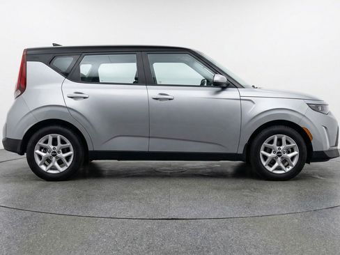 Used 2025 Kia Soul LX w/ LX Technology Package FWD image 11