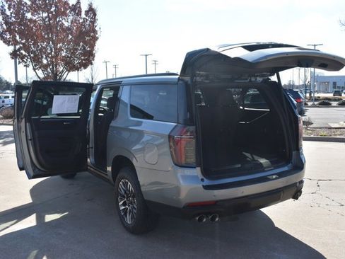 Used 2025 Chevrolet Suburban Z71 image 18