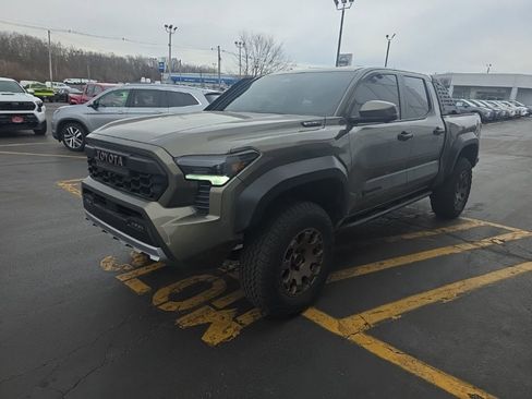 Used 2025 Toyota Tacoma Trailhunter image 9