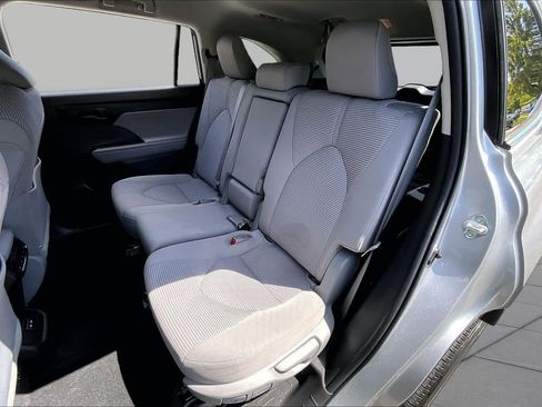 Used 2022 Toyota Highlander LE AWD/4WD image 19